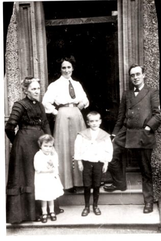 imgRevArthurUttingFlorenceUttingFrankOliveandFlorencesMotherCharlotteGaze1910Clitheroe The Utting family with Charlotte Gaze (Florence’s mother) 1910
